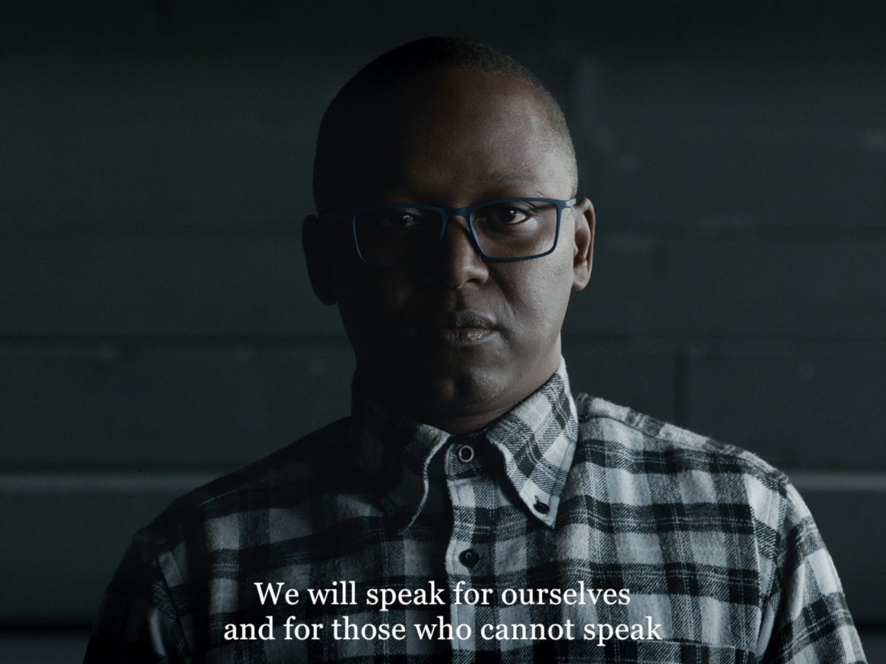 Bouchra Khalili
*The Tempest Society*, 2017
Vidéo, couleur, son, 58’54
Courtoisie de l’artiste et de mor charpentier, Paris
© Bouchra Khalili, ADAGP, Paris, 2025