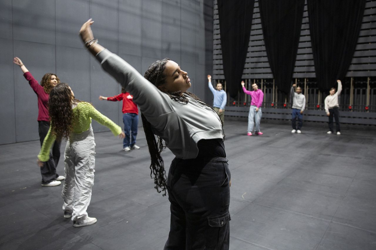 Les 17 jeunes de la 12e édition avec Noëmie Ksicova et Cécile Péricone © Mélissa Boucher