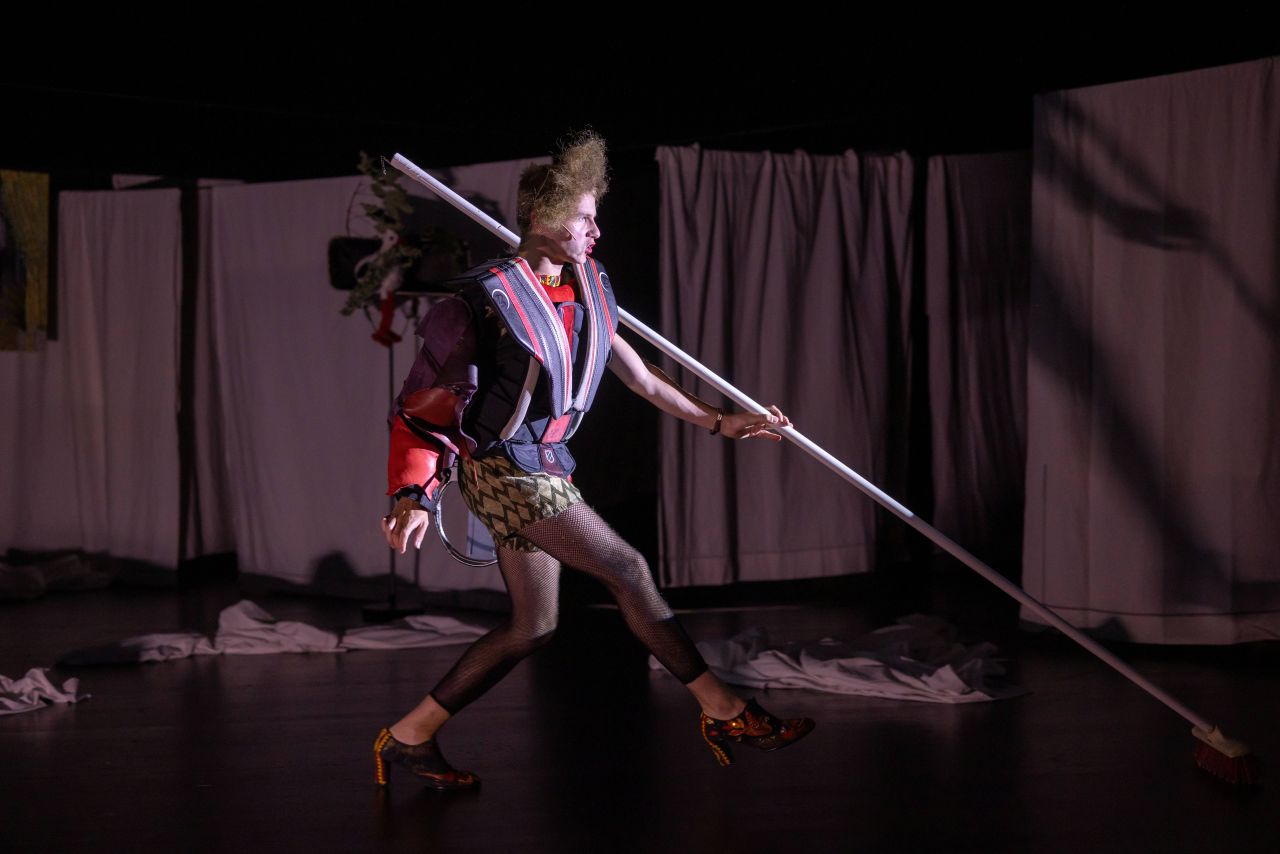 © Gregory Batardon
📍Maison des Metallos
*DAINAS (pron. daïnas)* de Jonathan Capdevielle & Dimitri Doré du 09 au 13 juin 2026